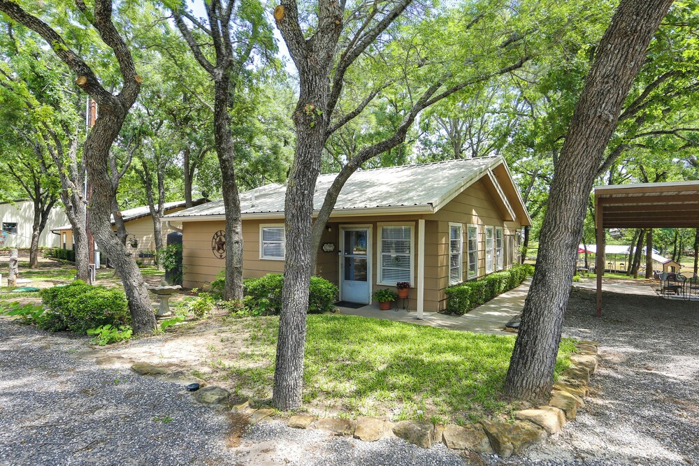Family Home on Lake Bridgeport: Pets Welcome!