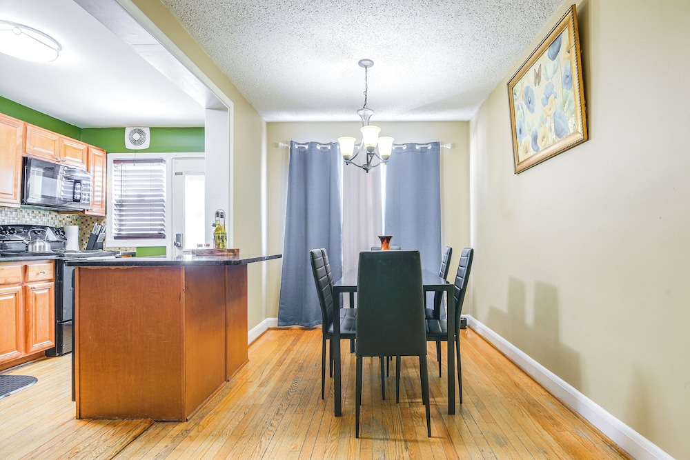 11 Mi to Downtown Baltimore: Middle River Townhome, photo 24