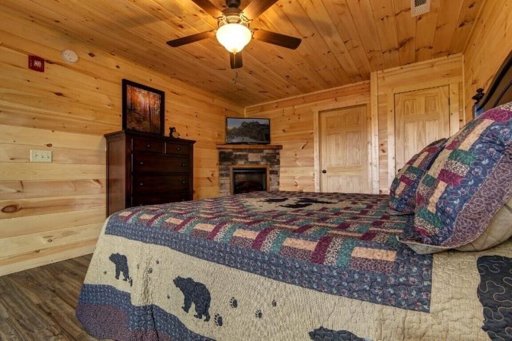 Rocky Top Lodge - 9 Bedrooms, 8 Baths, Sleeps 40 Home by Redawning