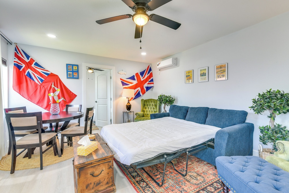 1 Mi to Pleasure Pier: Walkable Home in Galveston