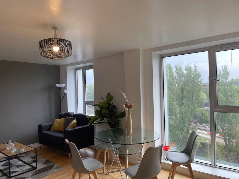Beautiful 1-bed Apartment in Manchester City view 4