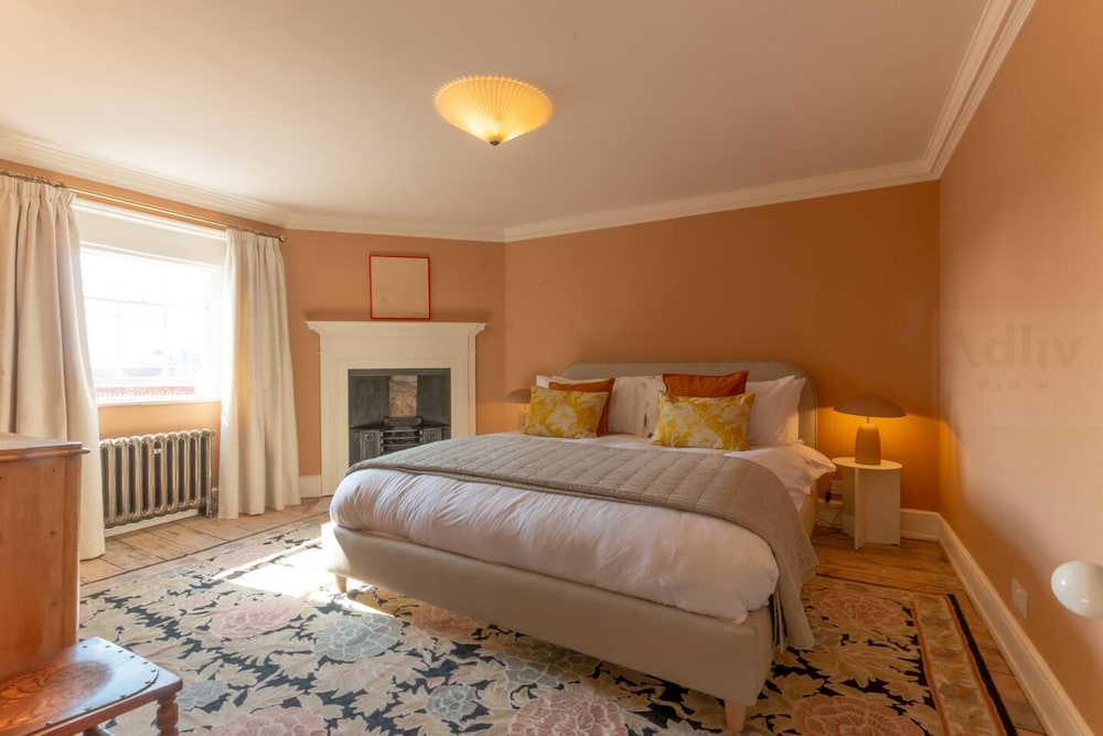 Georgian Luxury Margate Tnhouse Sleeps 11 by Adliv
