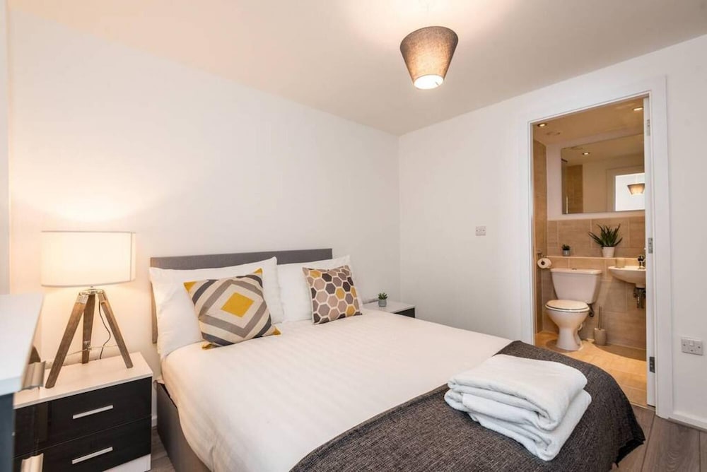 Host Apartments Oldham Place view 4