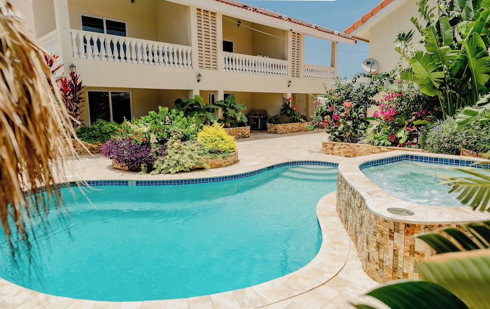 Spacious 4-bedroom Apartment 2 km From Eagle Beach - Dream Suites Aruba