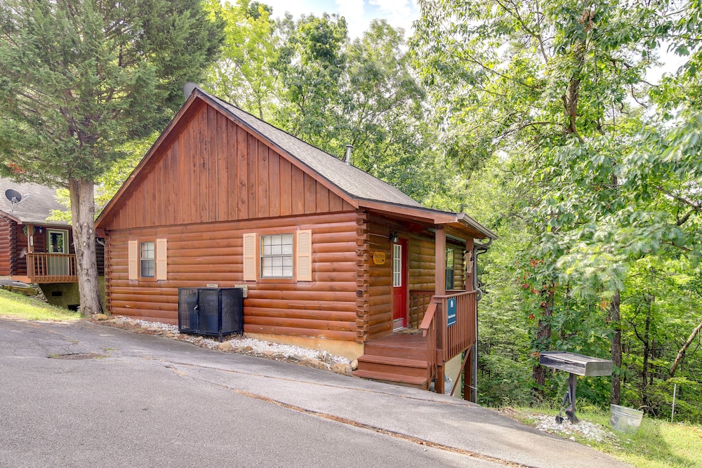 Tennessee Cabin w/ Balcony, Hot Tub & Pool Access! view 5