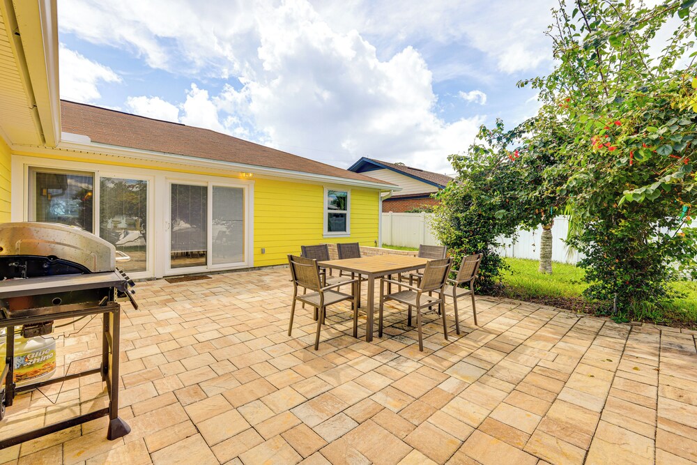 Canal-front Retreat 4 Mi to Jacksonville Beach!