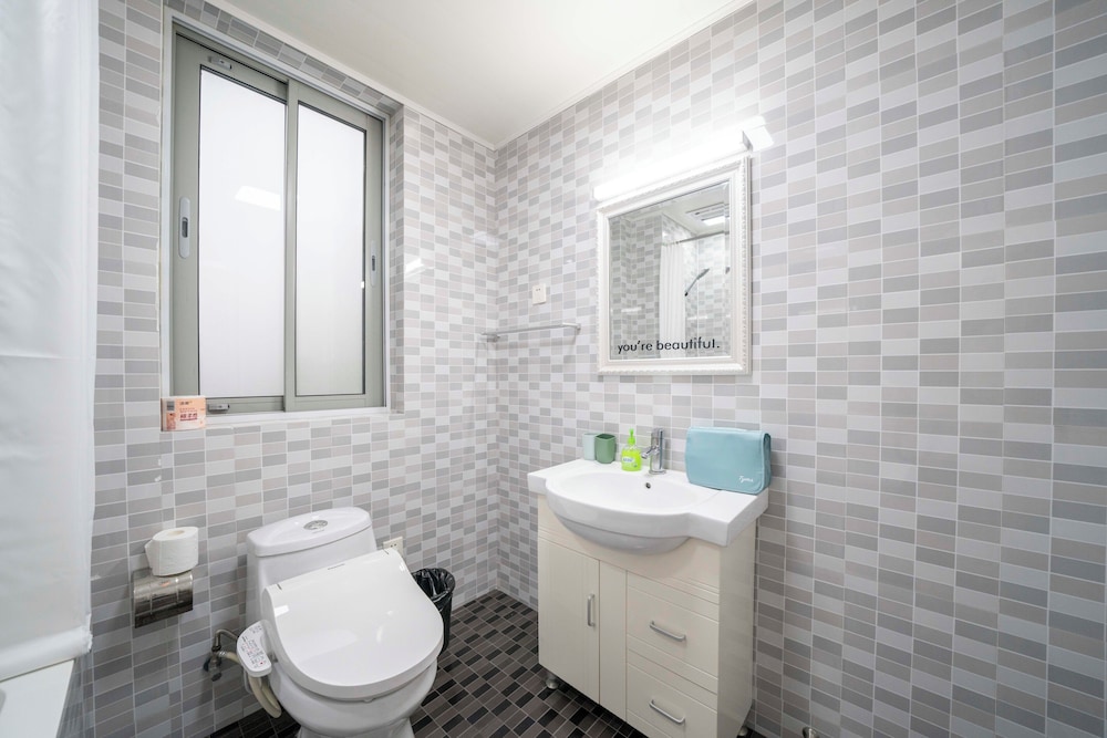 Tyms 4BR 2BA APT Riverside