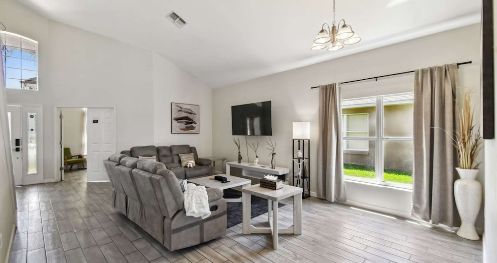 Large 6BR Family Home w Pool Hot Tub Games Room