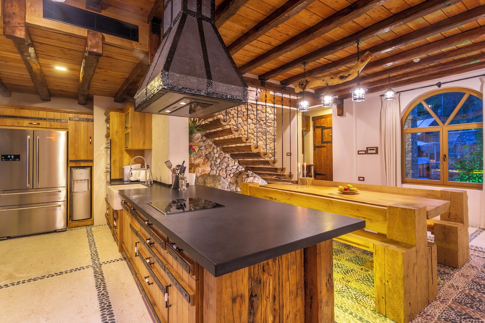 Private Island-Style Ultra Luxury Villa Estate