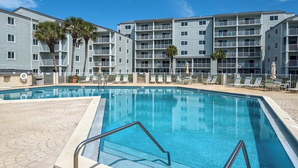 Sand Cliffs 108: Steps to Beach & Pool Access!