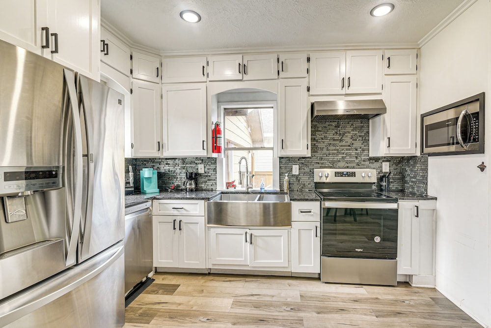 2 Mi to Dtwn: Walkable Apt in Houston!