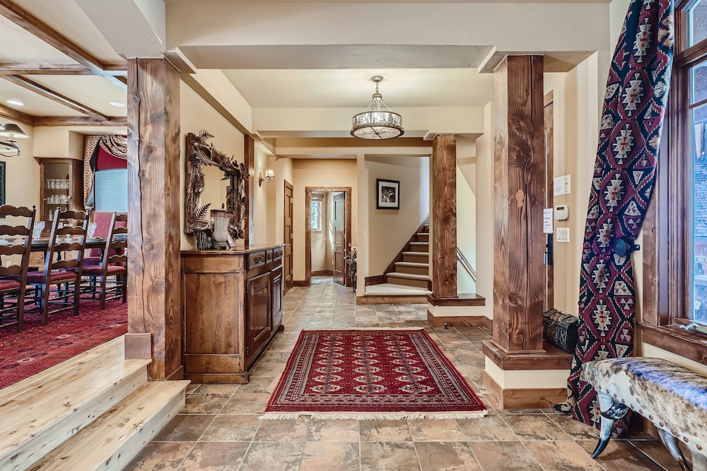 Marksberry Lodge 4 Bedroom Home by RedAwning