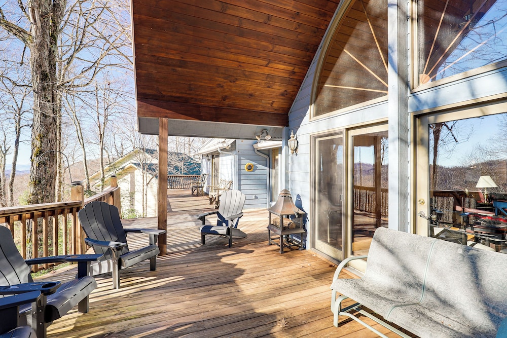 2 Mi to Ski Slopes! Mtn-view Home in Mars Hill