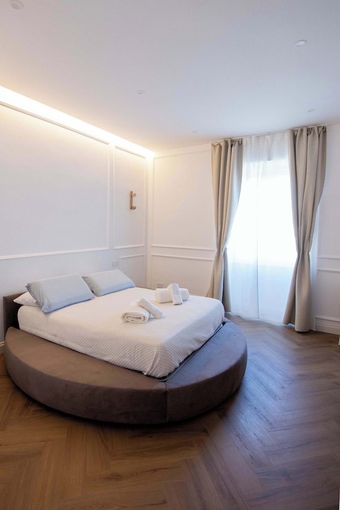 Colosseum Holidays - Luxury 3 Bedroom Apartment