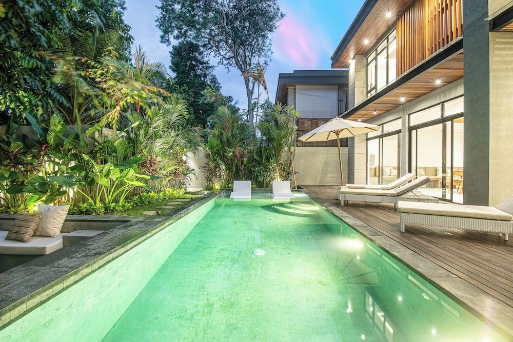Enchanting 5BR Canggu Villa Moments to Sea