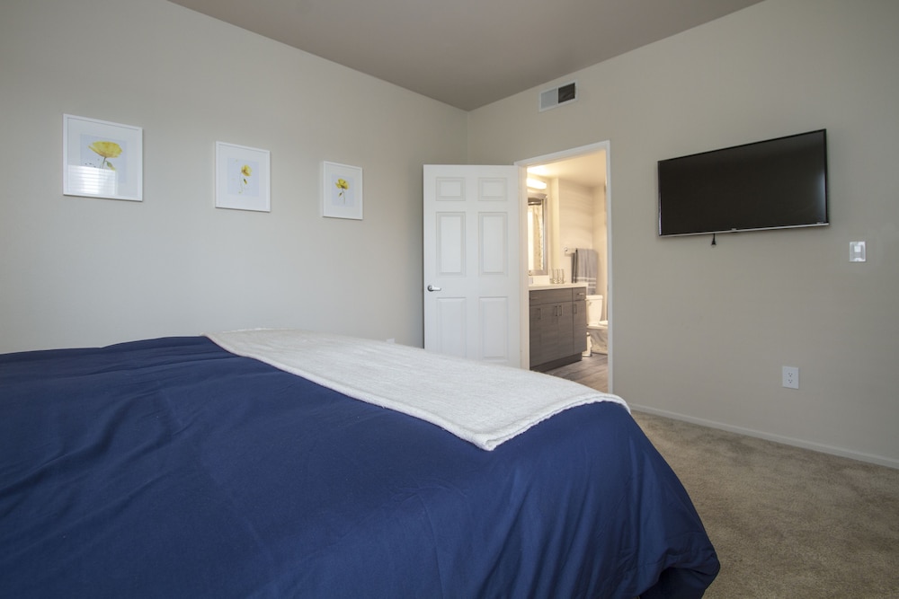 MARINA PRESIDENTIAL SUITE w AMAZING VIEWS & AMENITIES