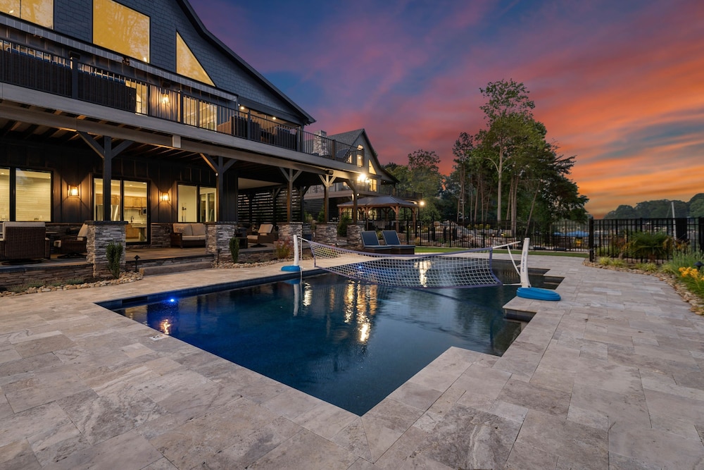 Blue Heron by Avantstay Lakefront Dock Pool Theater Sleeps 22