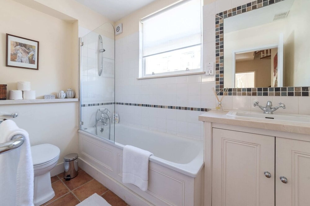Elegant 3 Bedroom Home Located in South Kensington
