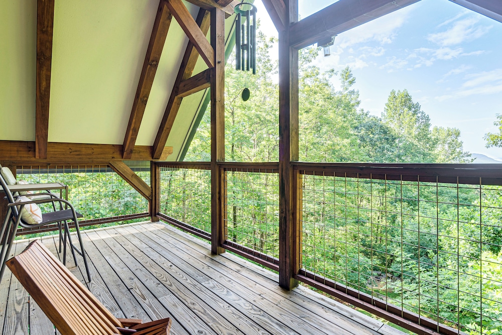 Hot Tub & Mtn Views: Modern Old Fort Hideaway!