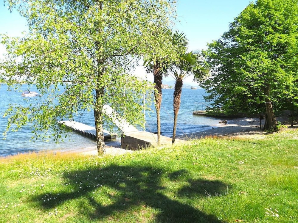 Rashad Studio With Lake View in Baveno view 4