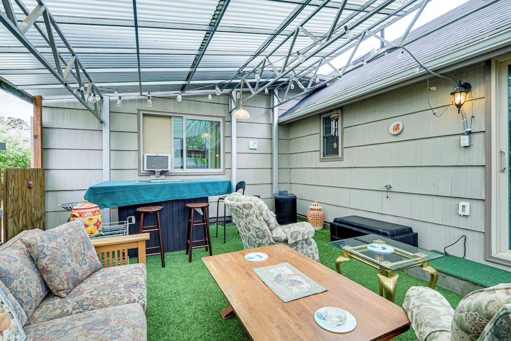 7 Mi to Dtwn Portland: Quiet Yet Central Home