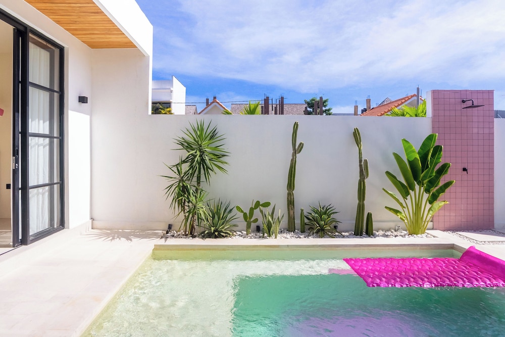 Stylish Private Pool Villa in Pererenan