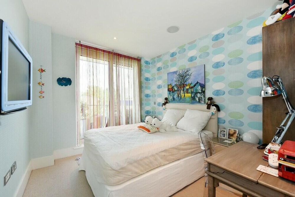 Luxury City Apartment in London Battersea Reach view 2