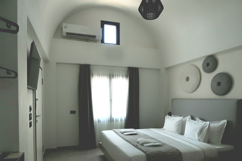 Blé Suites Santorini photo 3