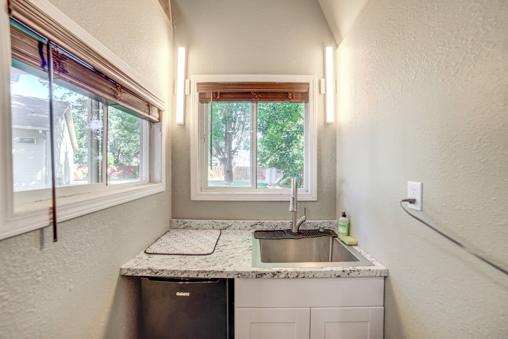 Cozy Tiny Home: 1 Mi to The Village at Meridian, photo 10