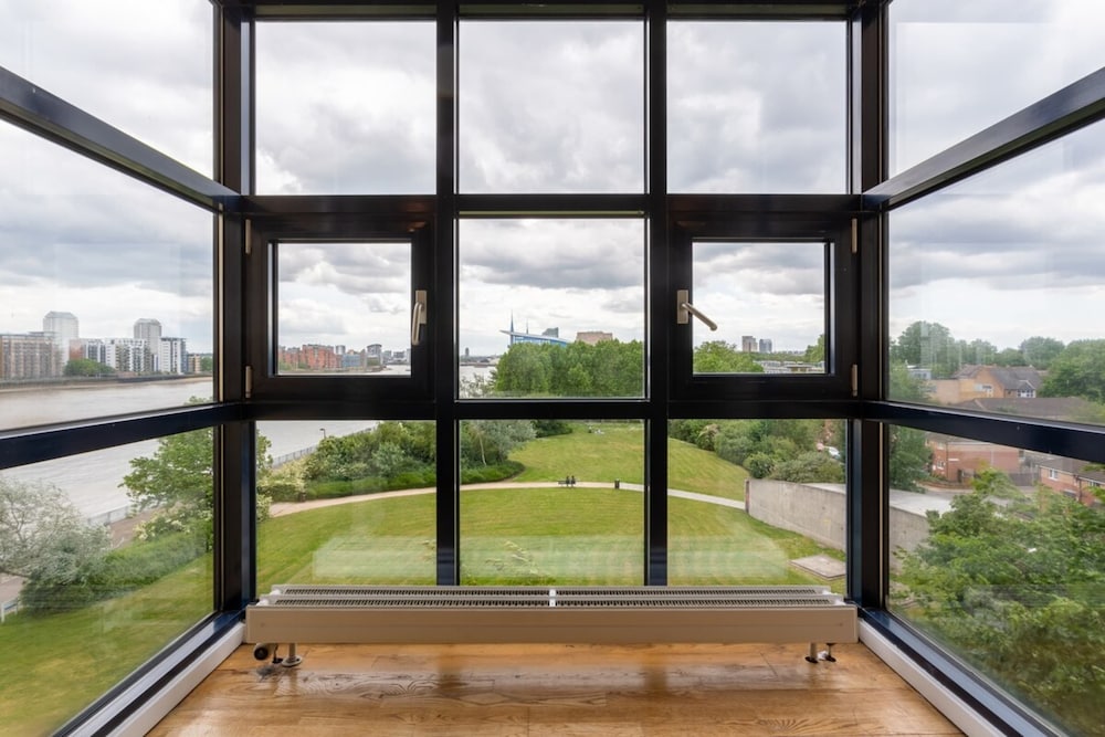 Bright, Modern One-bed With Stunning View of Thames