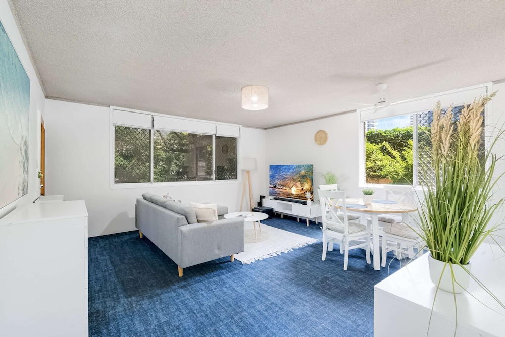 Cosy Ground Floor Unit Moments From The Beach