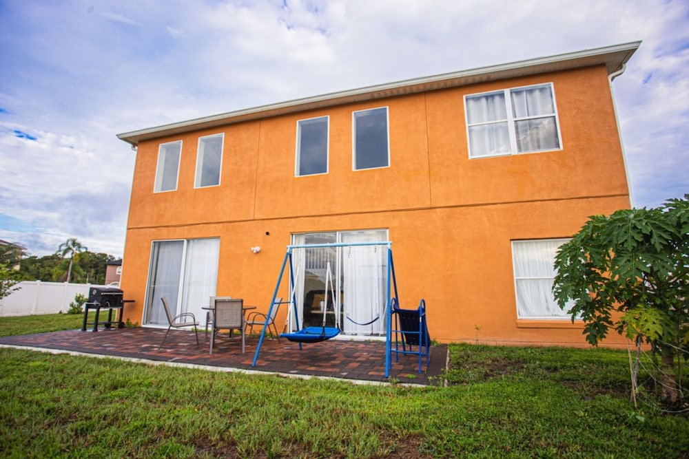 Cheerful 5 bed - 4 Bath Spacious Home
