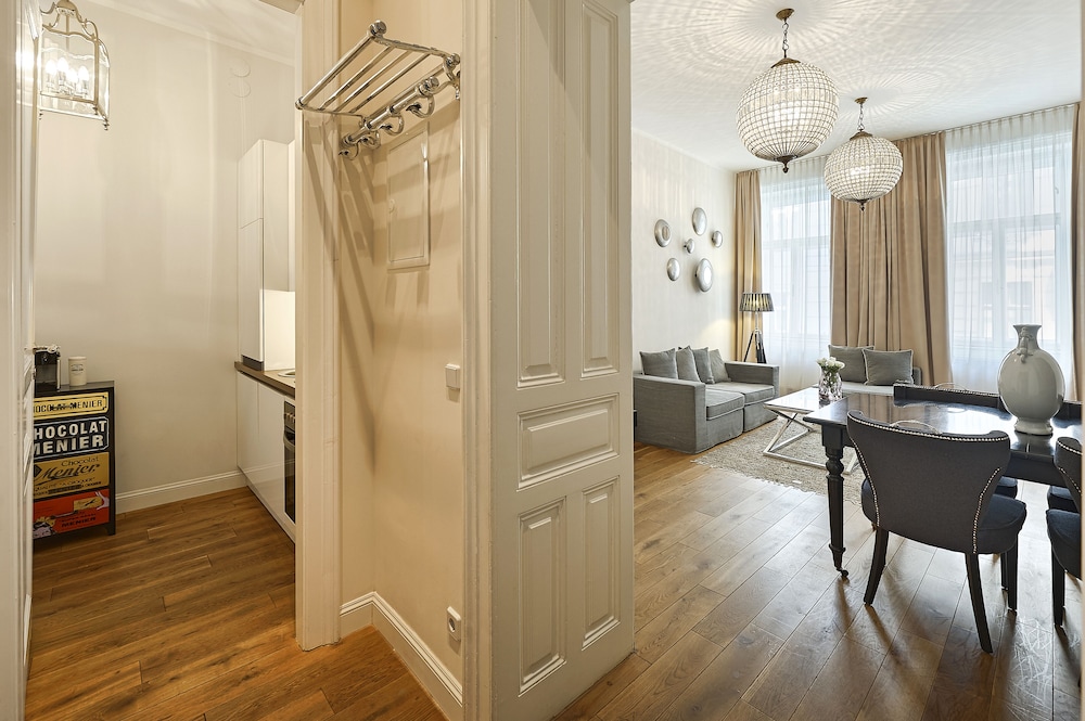 6 rooms