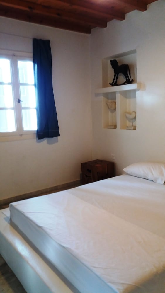 Manos Rooms