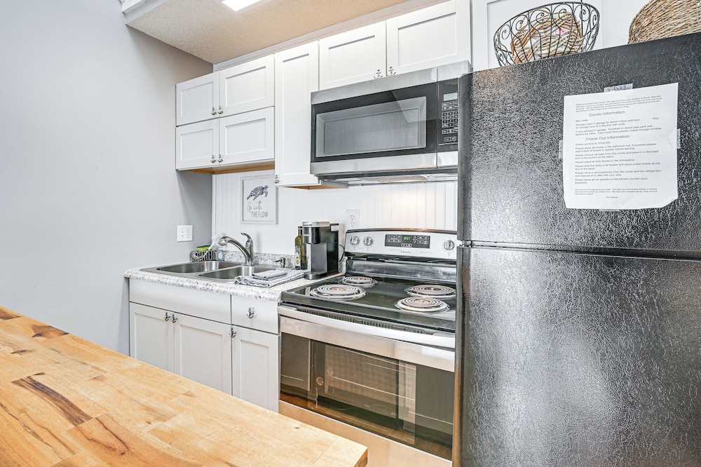 Walk to Beach: Condo w/ Balcony in Murrells Inlet!