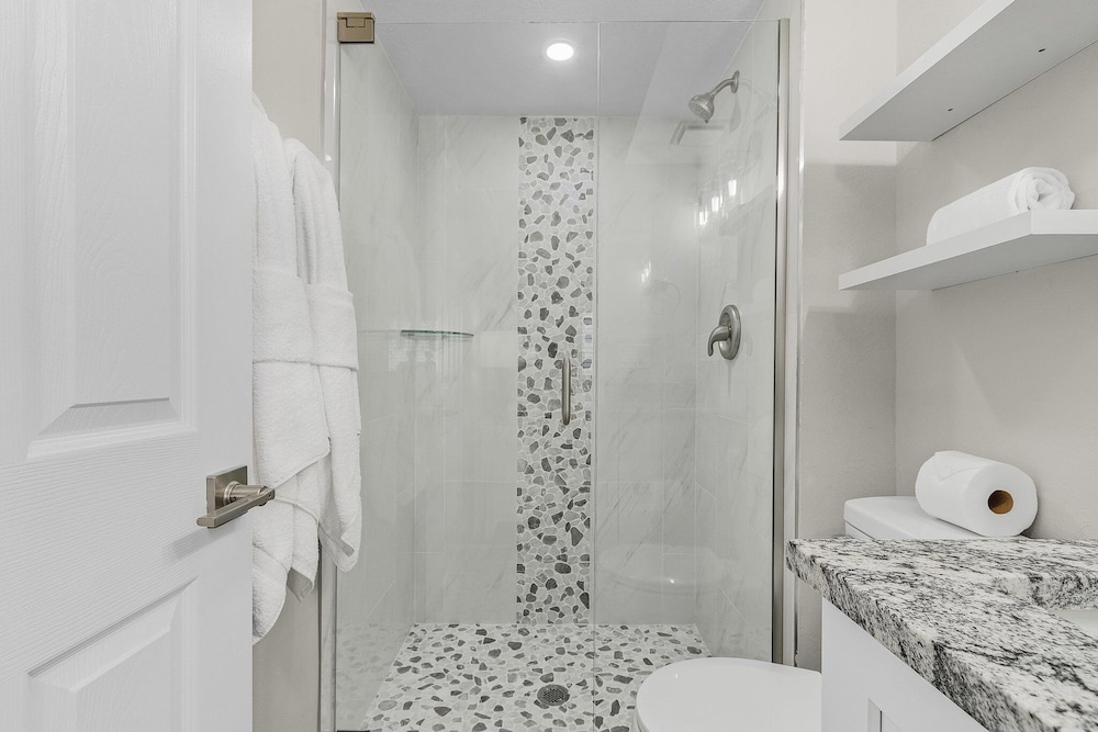 Seaside 101: Oceanview 2br/2ba Condo With Pool, Steps To Beach 2 Bedroom Condo