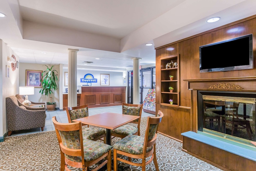 Days Inn by Wyndham Chiefland view 3