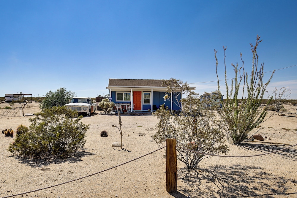 Boho Bungalow w/ Hot Tub: 16 Mi to Joshua Tree NP
