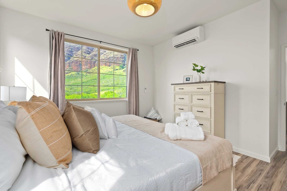 Sleeps 16, 2 Homes Ocean Views, Shared Pool + Gym, Near the Beach Avantstay