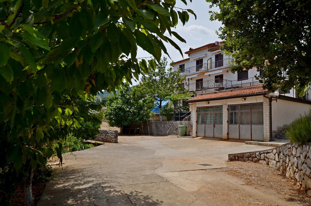 Apartments Elza view 4
