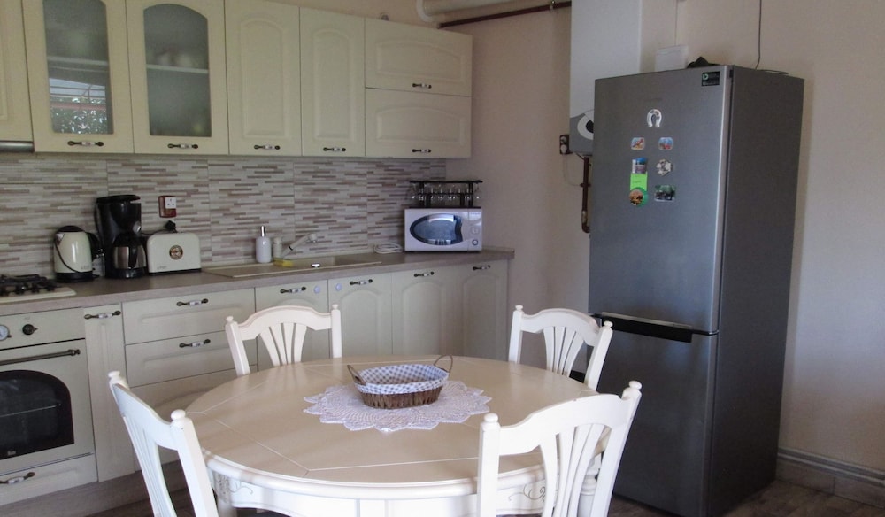 Family Friendly 2-bed Cottage in Periș view 3