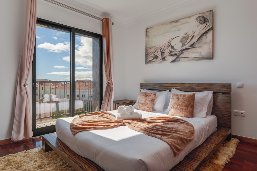 Andrade's Villa by HRM