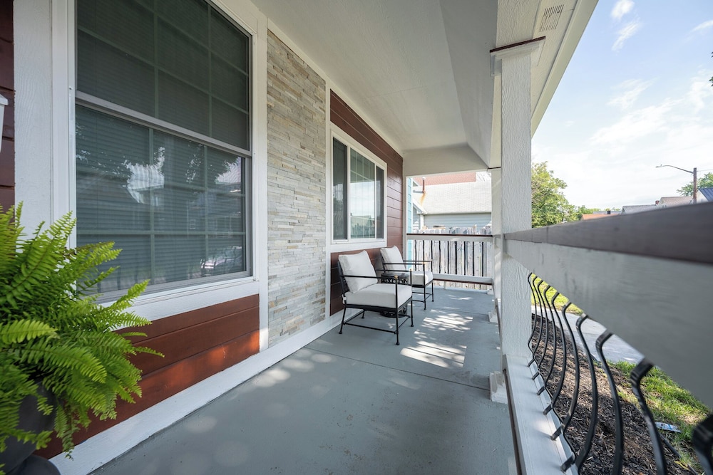 Spacious 5-Bedroom Blue Bungalow