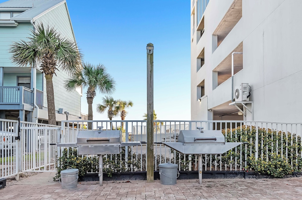 Gulf Views & Pools: Beachfront Island Tower Condo
