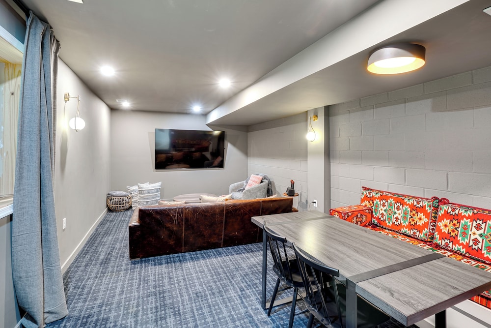 Hot Tub & Theater Room: Getaway in Falling Waters
