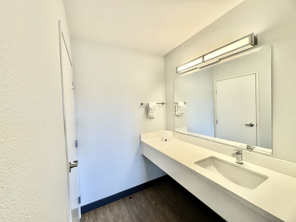 Motel 6 Bellflower, CA - Los Angeles