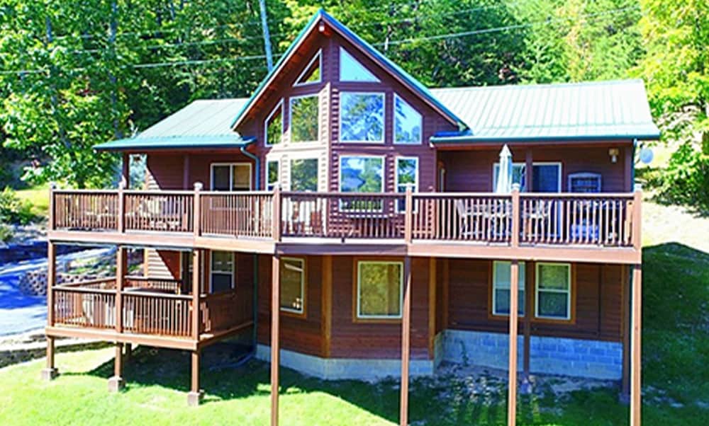 Bearmont Lodge 4 Bedroom Cabin by RedAwning