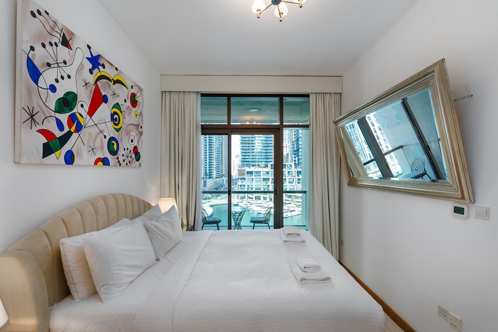 1BR Apt in Prime Location w Marina View Balcony