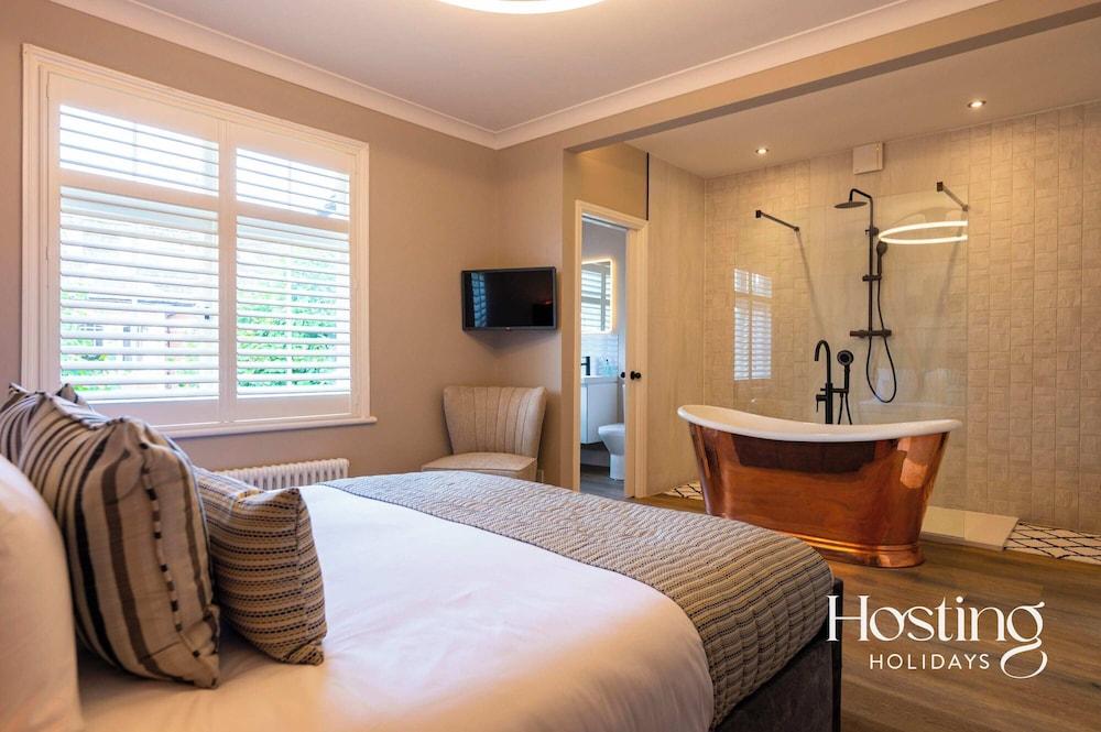 The Victoria - Central Luxury Home view 3