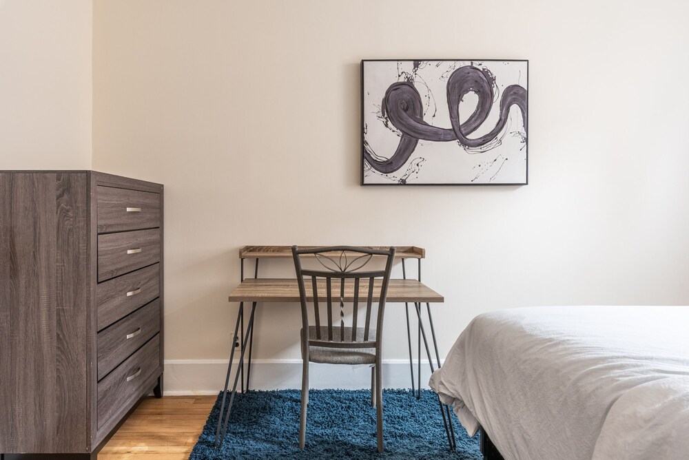5 Bedroom 2 Bath Full Floor Midtown